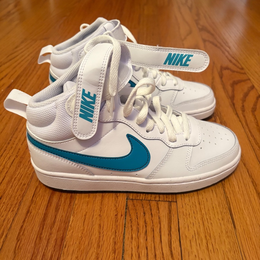 Nike Court Borough Mid 2 (GS) NEW size 5 white/aquamarine